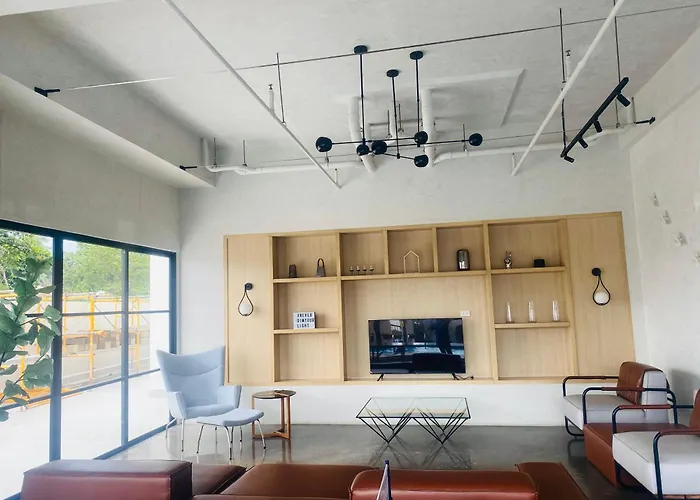 Fully Furnished Unit At The Median With Fast Internet Connection And Netflix